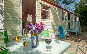 Beautiful 3-Bed Cabin In Pembrokeshire Coast